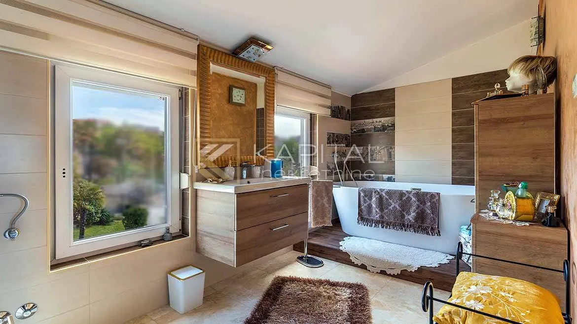 kastav, kuća 2 stana, 1650m2, pogled, - slika 5