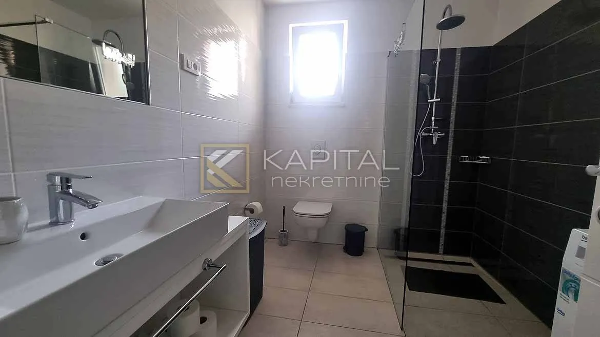 ika, samostojeća vila s apartmanima i bazenom - slika 7