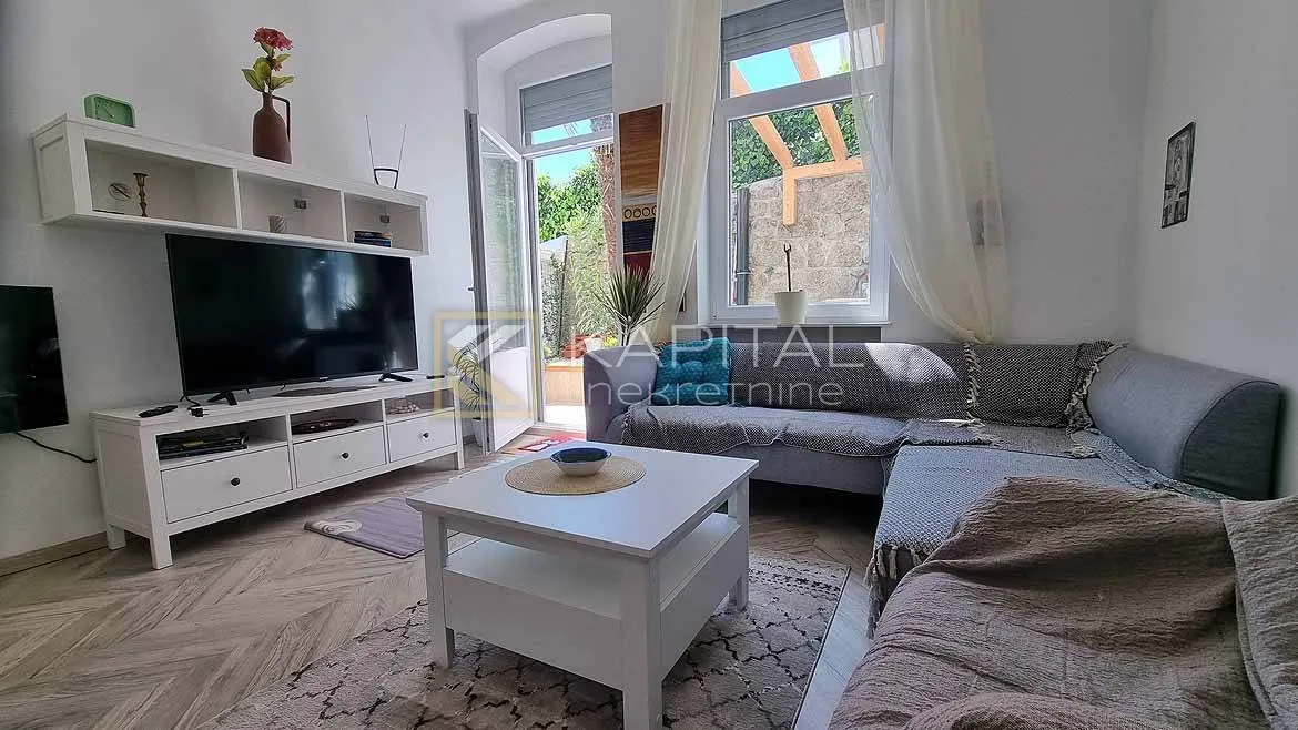 Opatija - Nova Cesta, prizemlje s okućnicom!