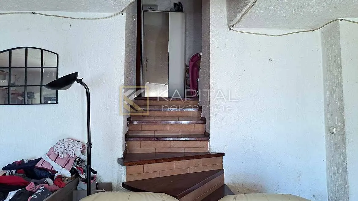 kostrena,kuća sa tri stana za adaptaciju - slika 11