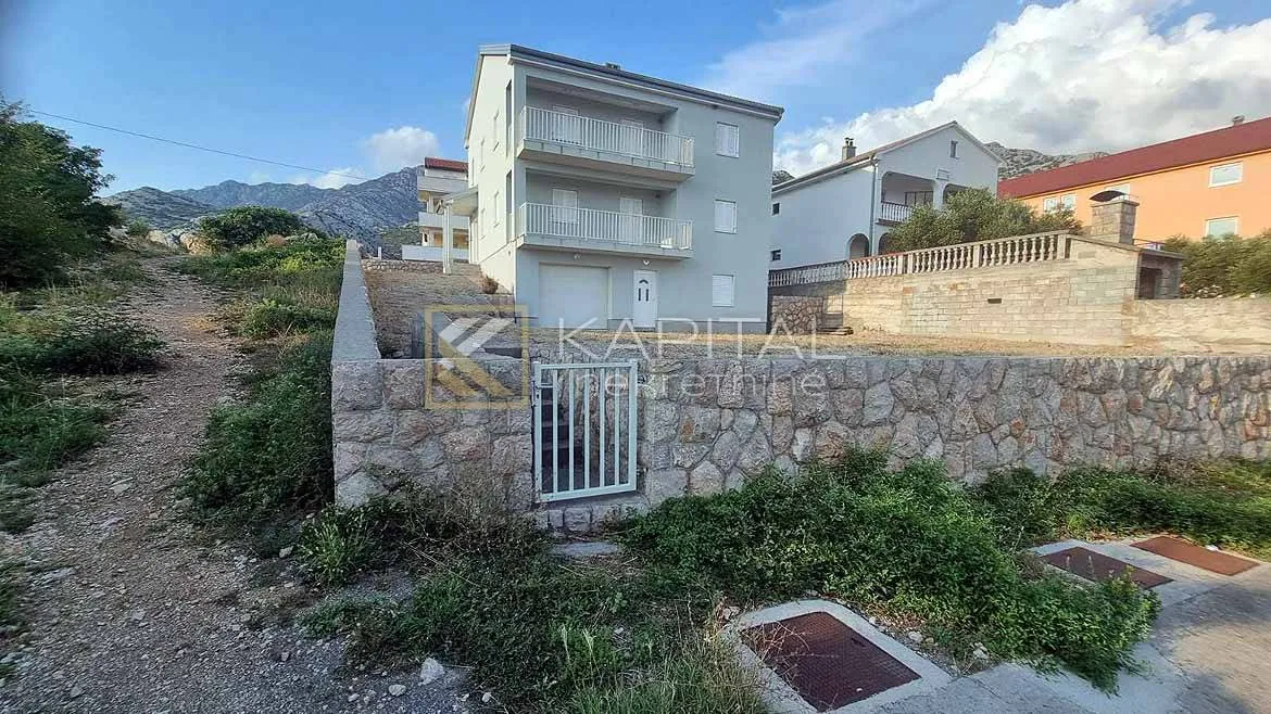 karlobag, novija kuća, 3 stana, 200 m od mora! - slika 6