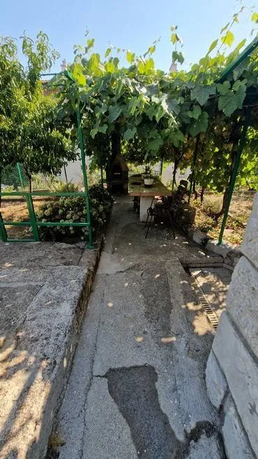 podmurvice, prizemni stan s vrtom i konobom - slika 8