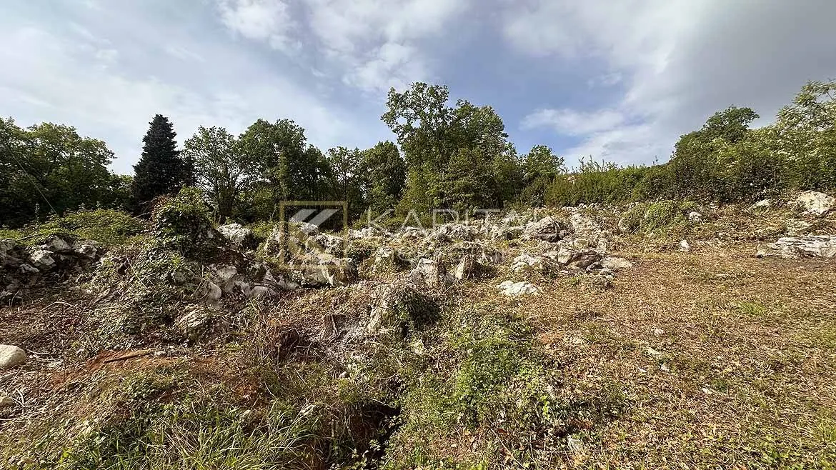 građevisnko zemljište s građevinskom dozvolom 633m2 - slika 2