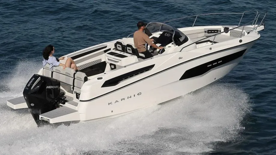 KARNIC 7.95 m (SL741) - otvoreni pramac/KABINA u konzoli, model 2026 - Zagreb