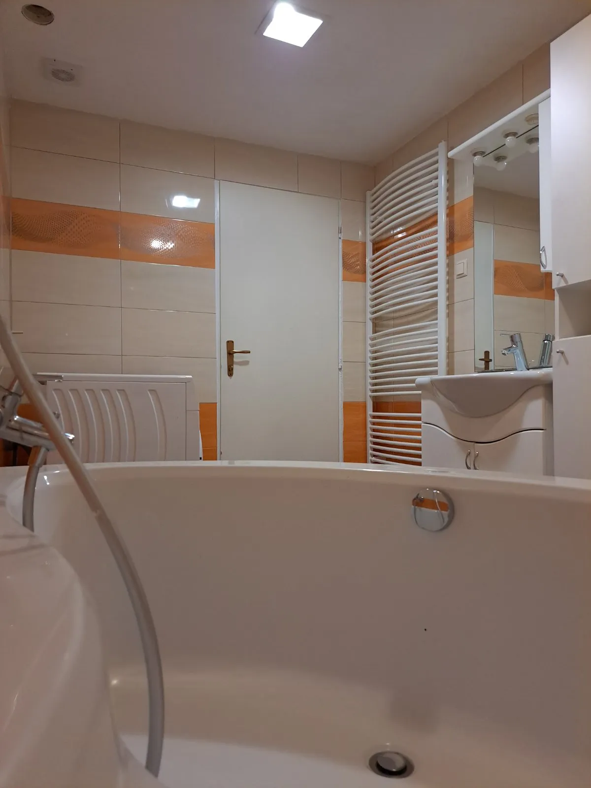 iznajmljujem potpuno uređen i opremljen stan 70m2 u centru bjelovara - slika 7