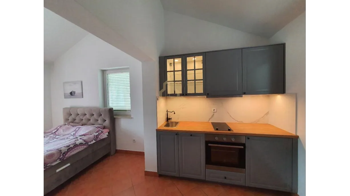 2 apartmana s pogledom na paški zaljev, 81m2 - slika 2