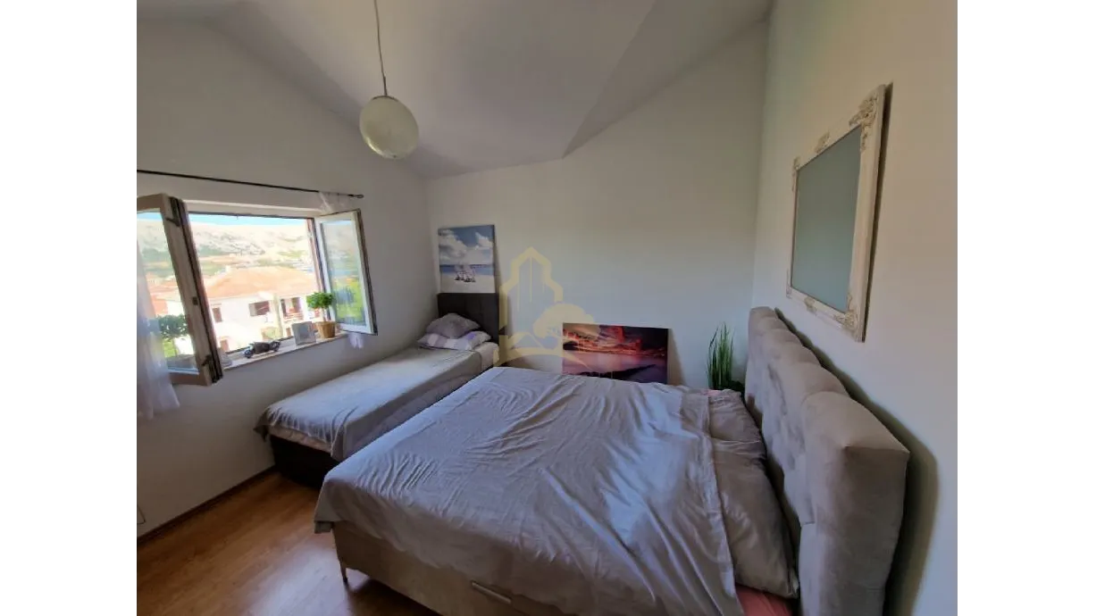 2 apartmana s pogledom na paški zaljev, 81m2 - slika 12
