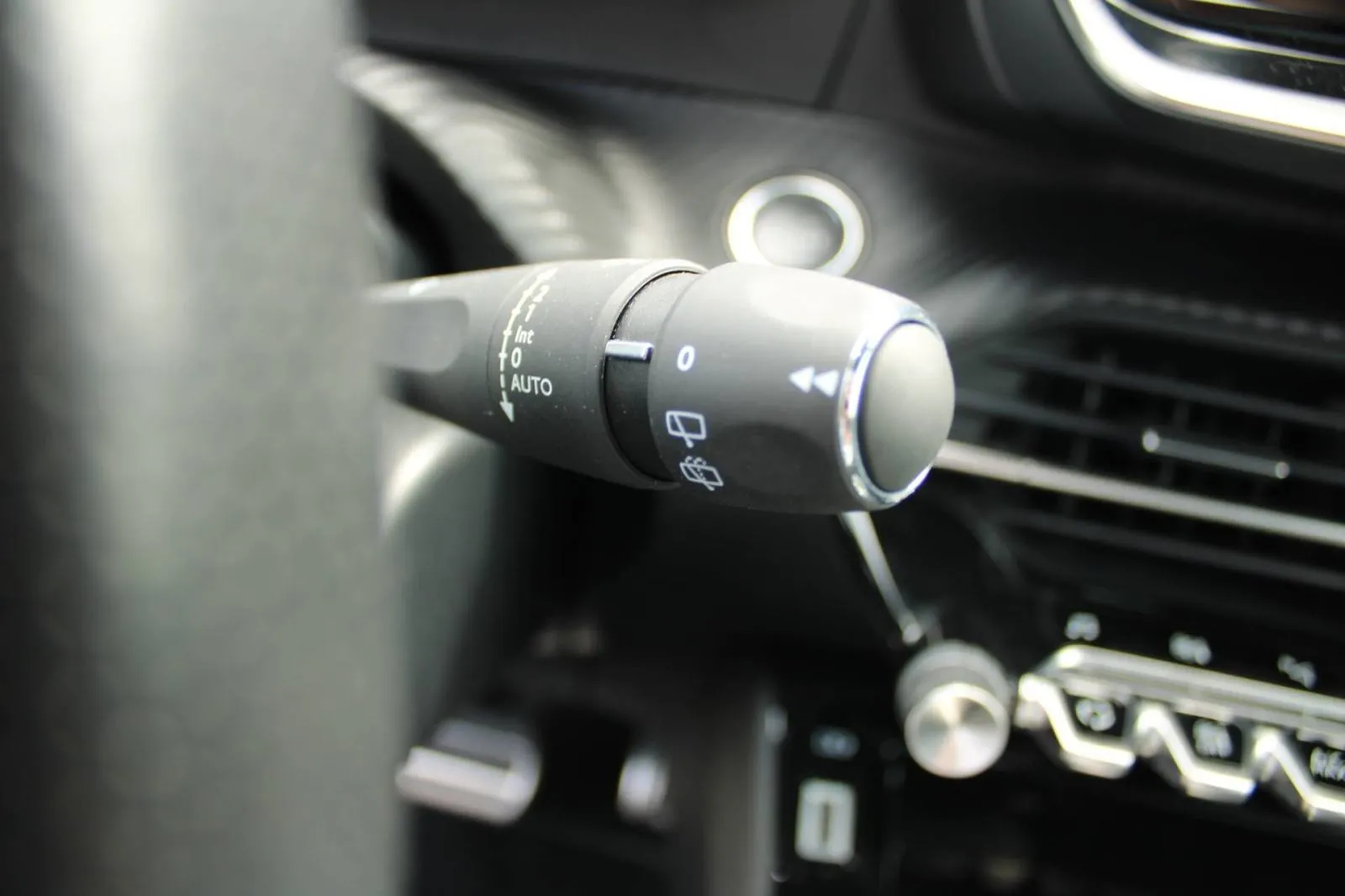peugeot 2008 155 gt line automatik *panorama, led, kamera* - slika 17