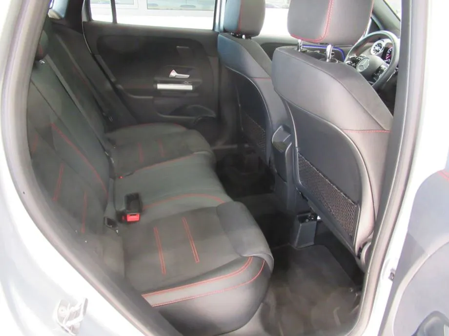 mercedes-benz gla 200 d amg line/night/panorama/keyless/memory - slika 12