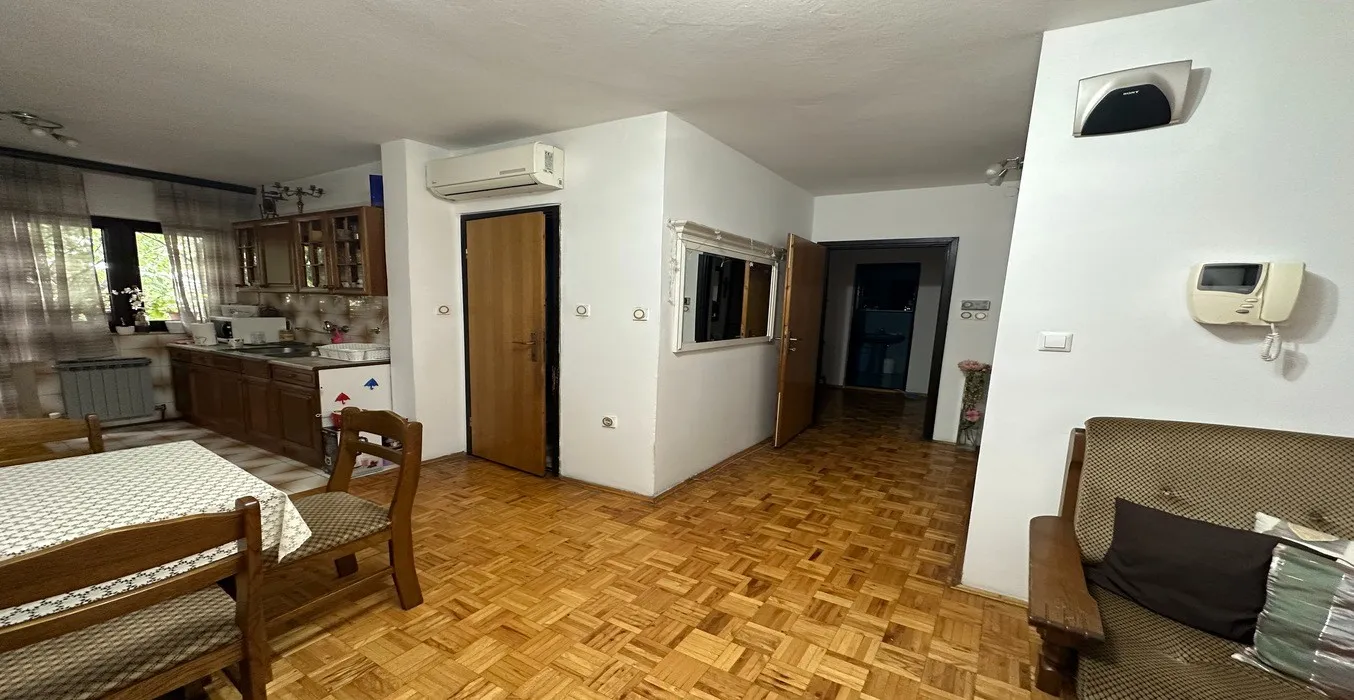 kuća s dvorištem - slika 11