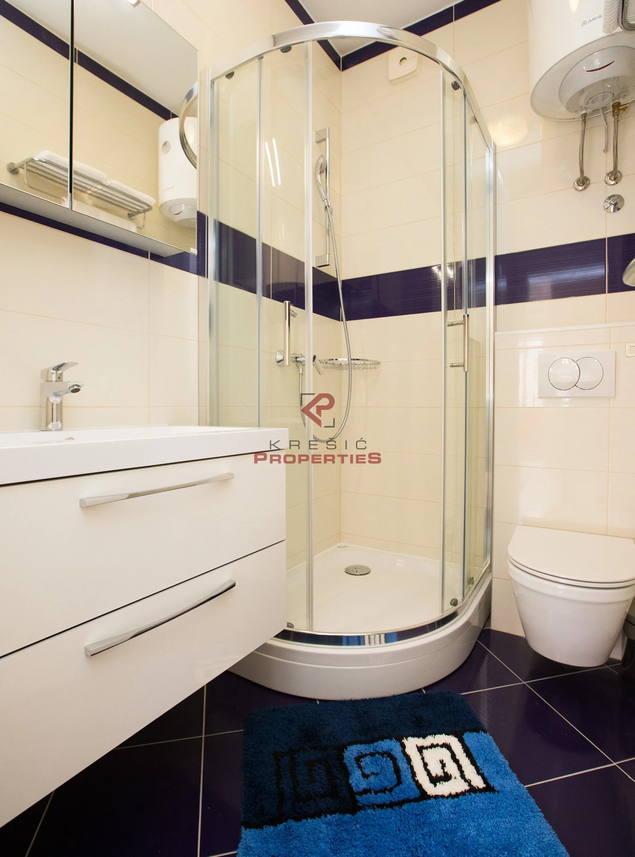 dva apartmana u centru cavtata - slika 4