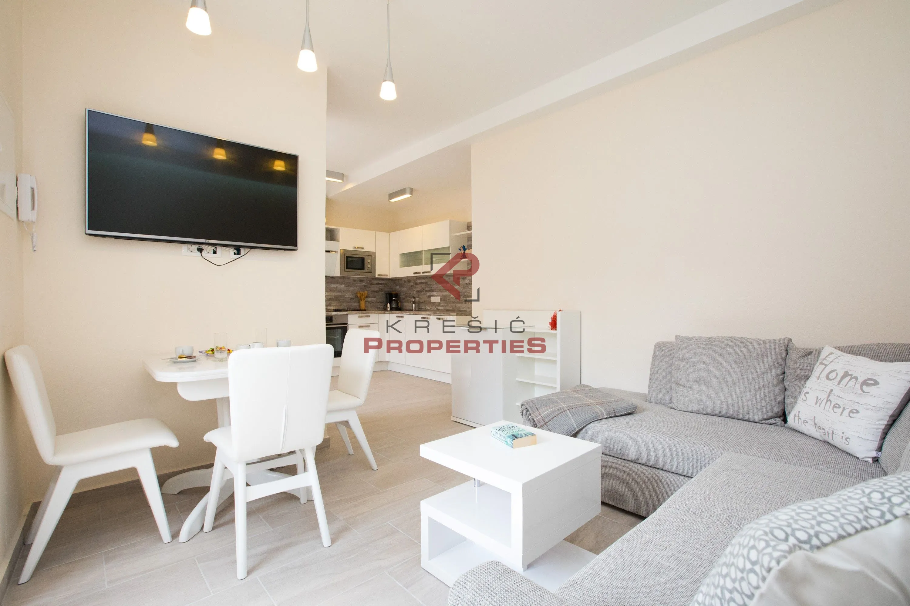 dva apartmana u centru cavtata - slika 7