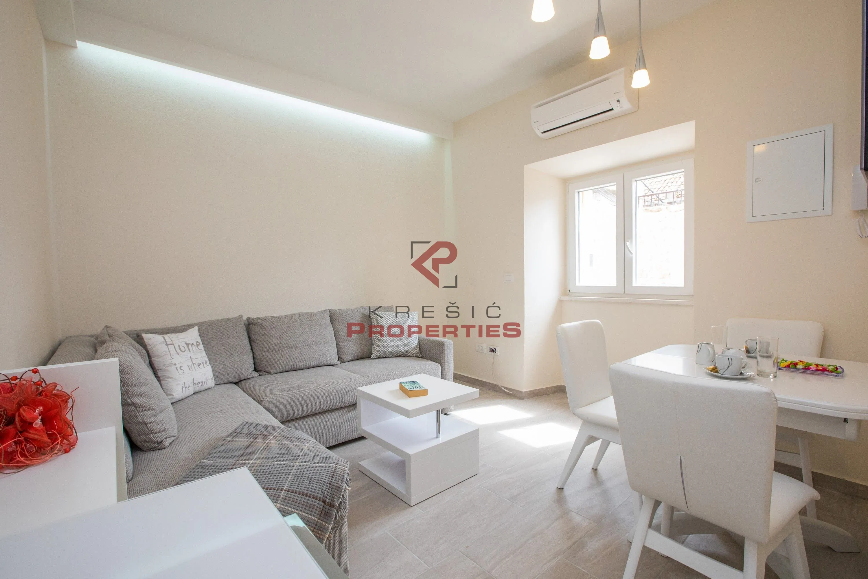 dva apartmana u centru cavtata - slika 5