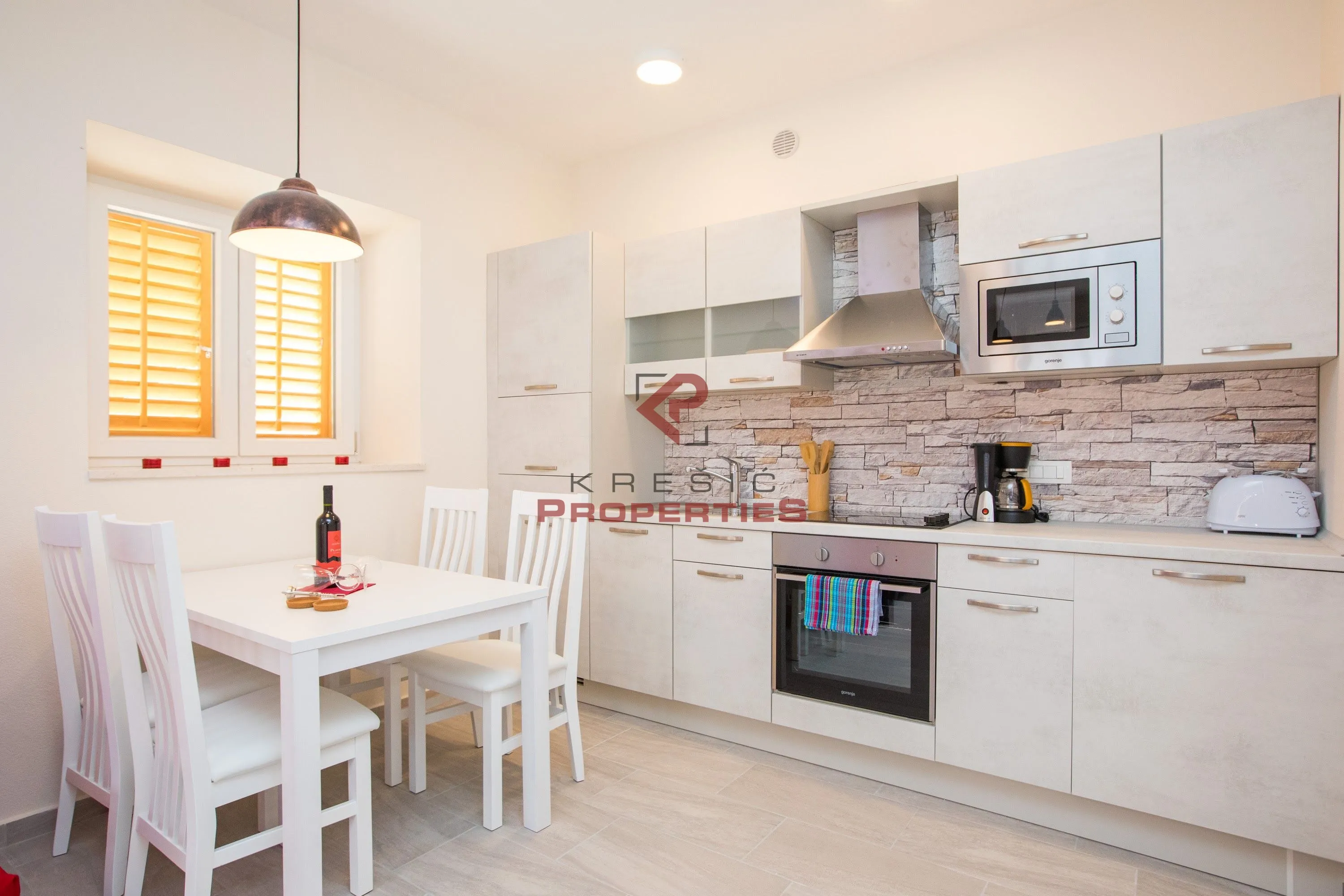 dva apartmana u centru cavtata - slika 9