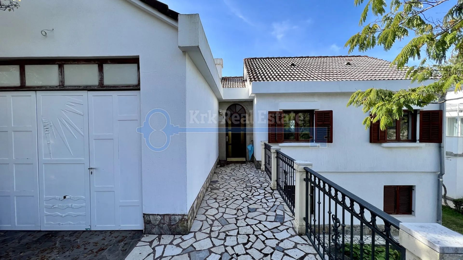 njivice - kuća sa tri apartmana i velikom okućnicom - slika 5