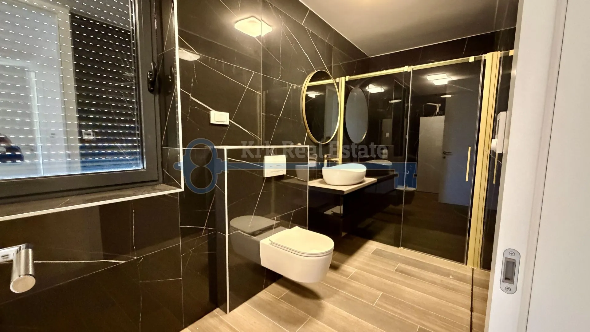krk - dvoetažni apartman sa krovnom terasom i bazenom - slika 11