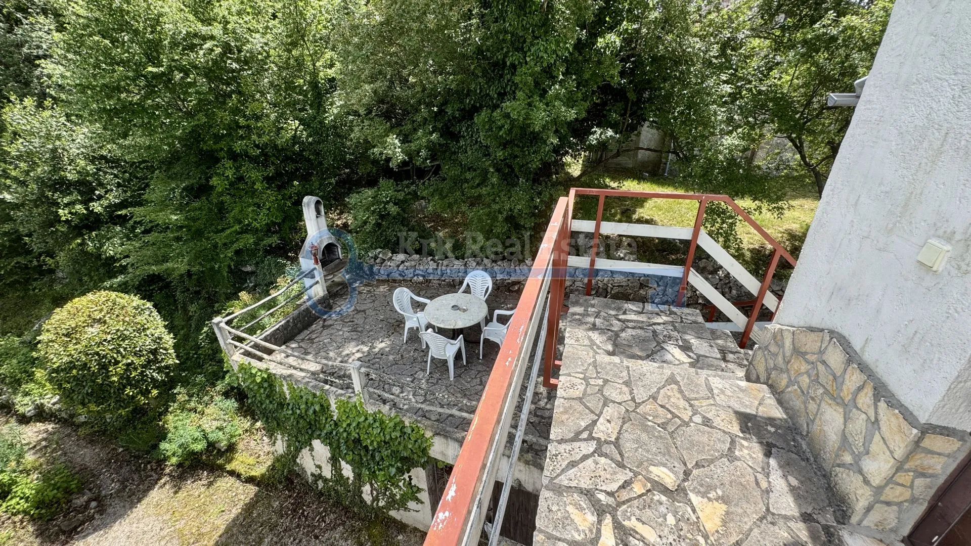 gostinjac - samostojeća kuća sa dvije stambene jedinice - slika 27