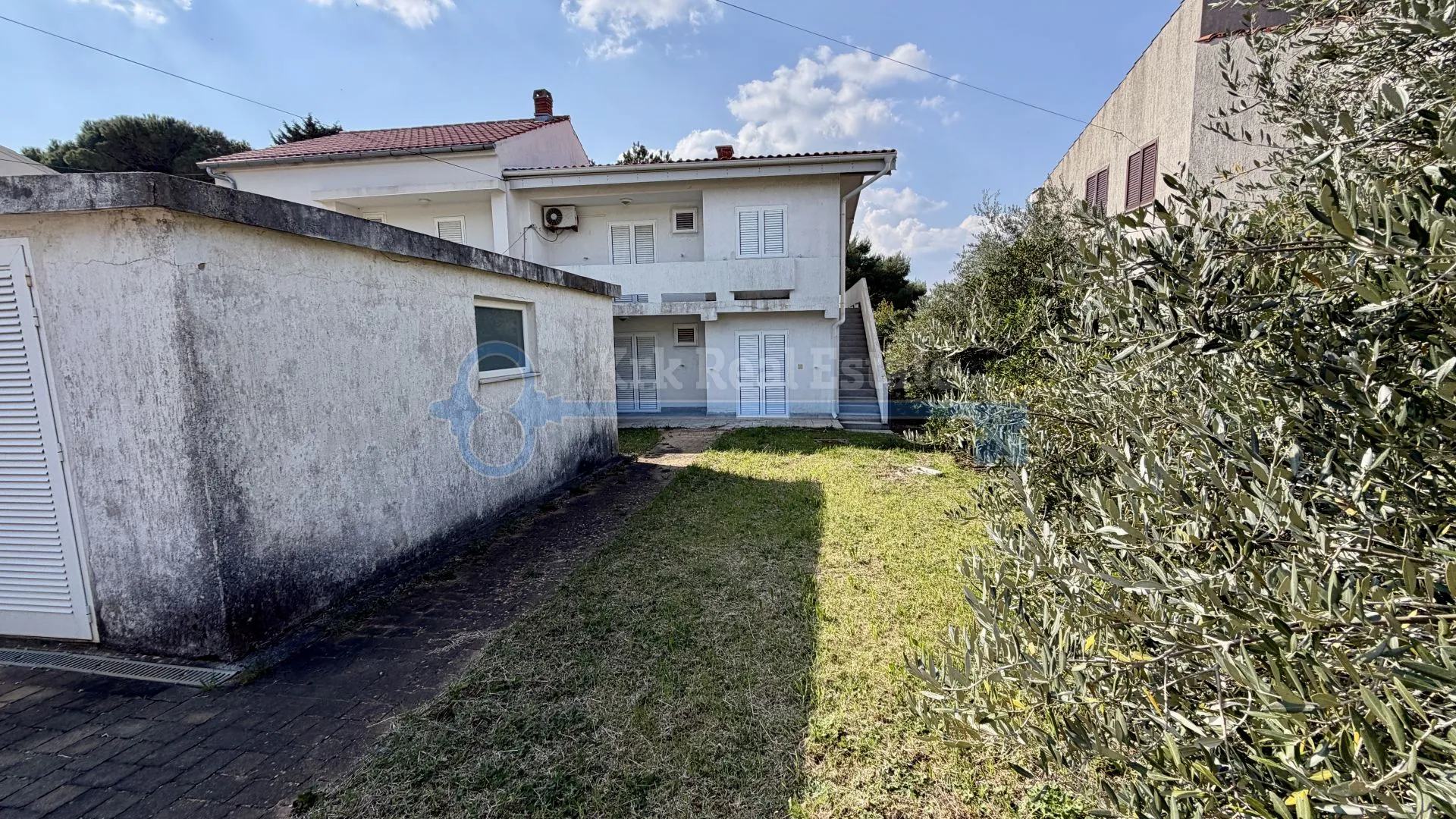 punat - kuća sa dva apartmana - slika 2
