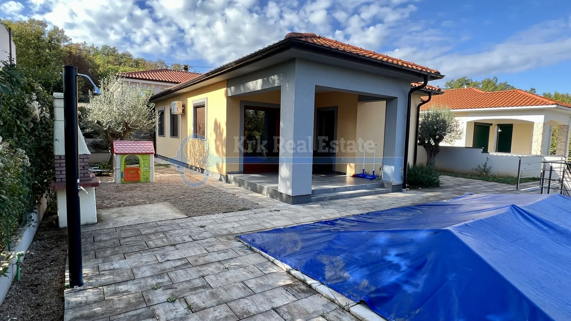 gostinjac - prizemnica sa okućnicom i bazenom - slika 7