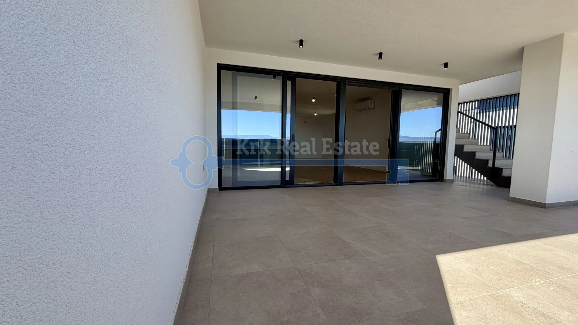 krk - dvoetažni apartman sa krovnom terasom i bazenom - slika 23