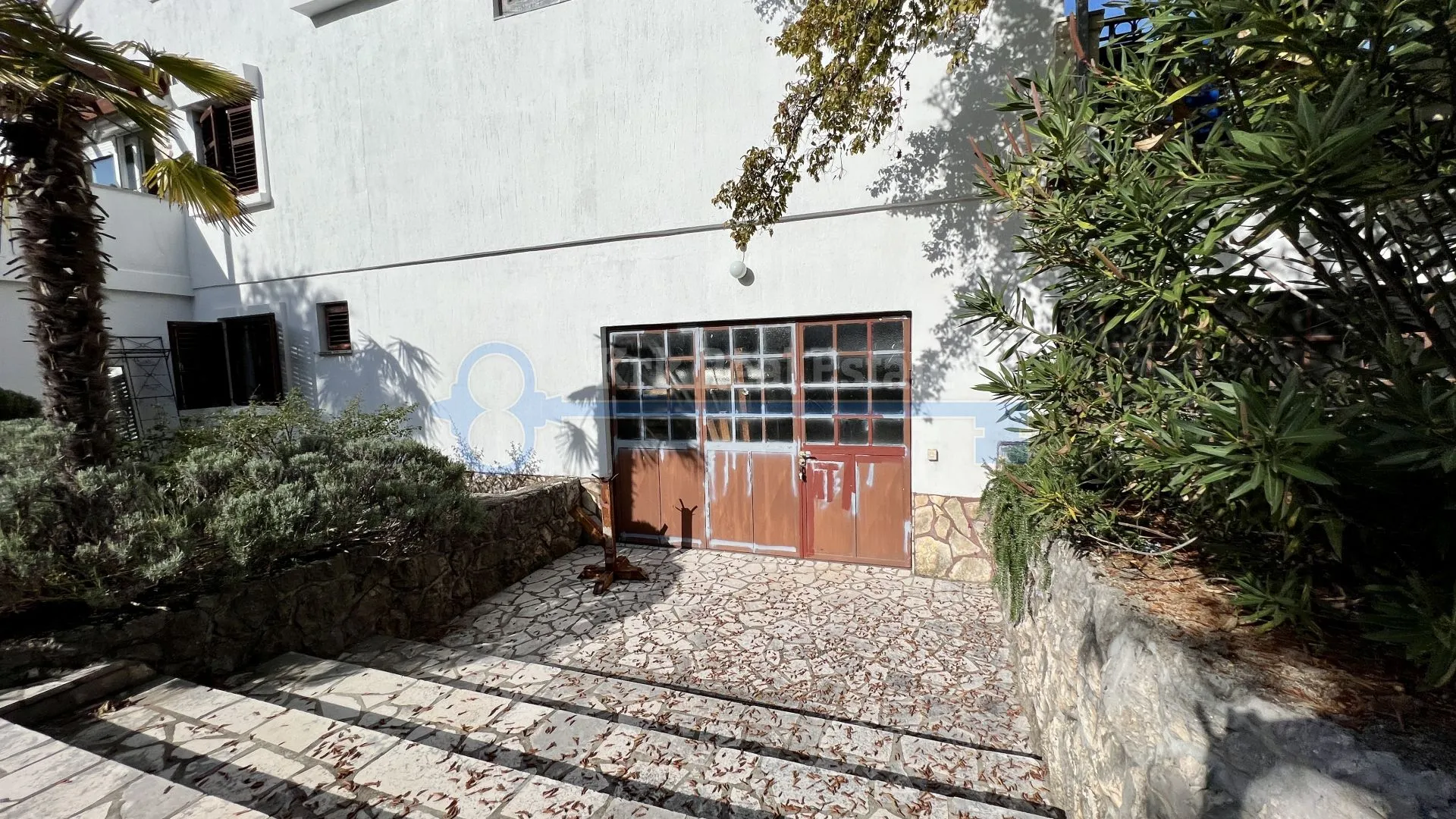 njivice - kuća sa tri apartmana i velikom okućnicom - slika 31