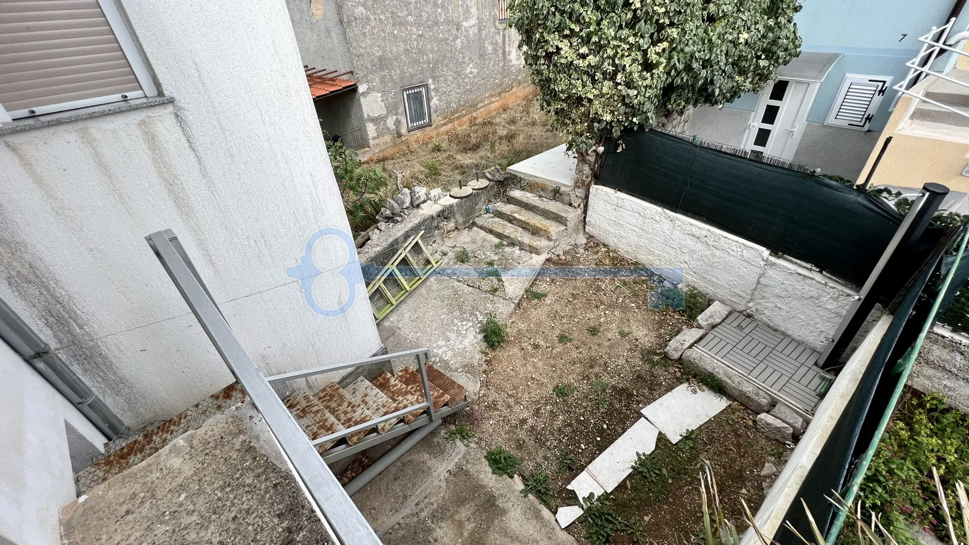 otok krk - punat - renovirana kuća u staroj jezgri s dva apartmana i vrtom - slika 12