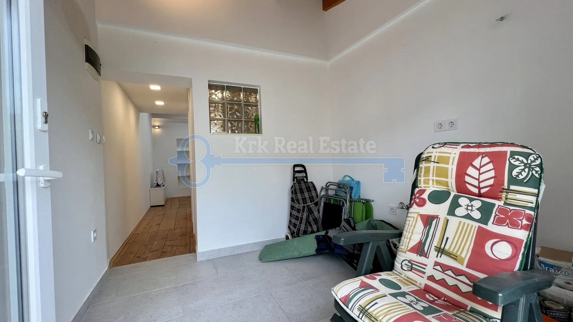 otok krk - punat - renovirana kuća u staroj jezgri s dva apartmana i vrtom - slika 13