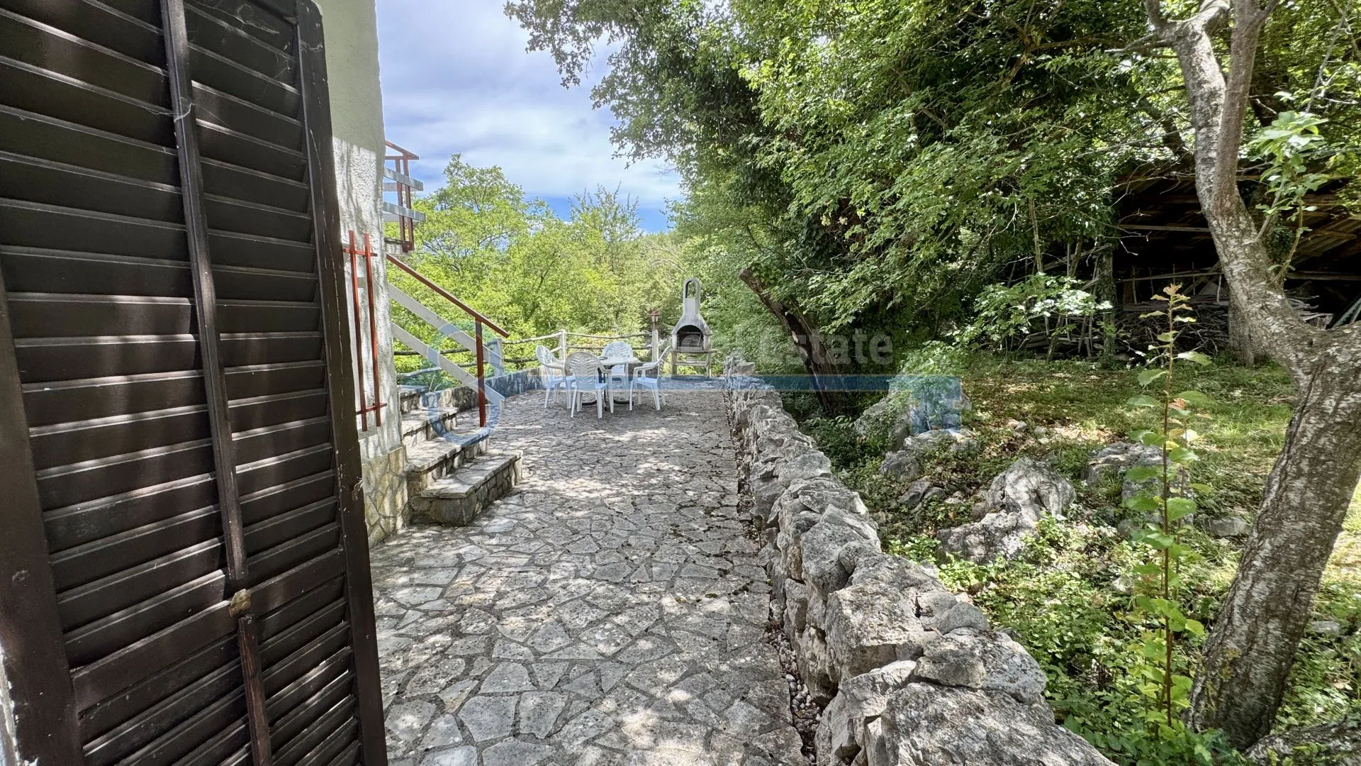 gostinjac - samostojeća kuća sa dvije stambene jedinice - slika 24