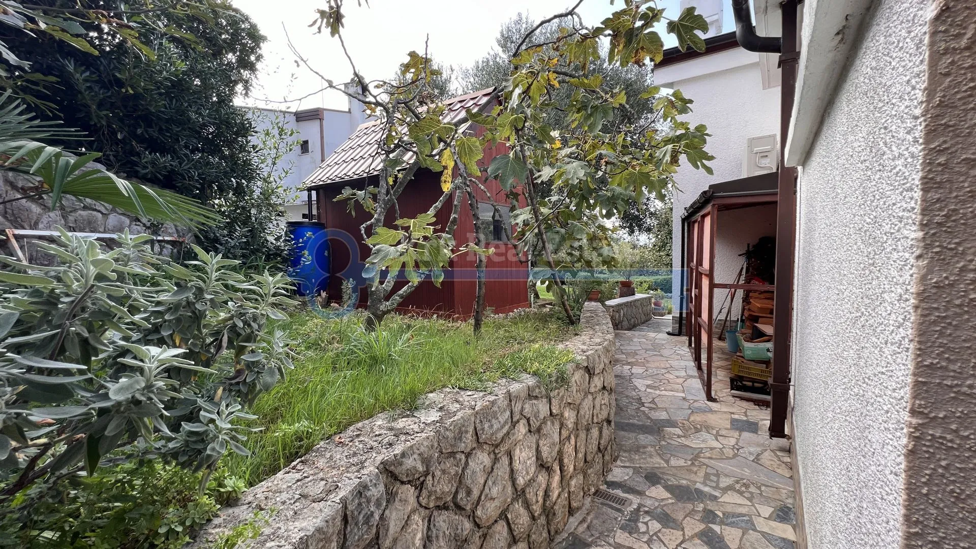 njivice - velika kuća sa uređenom okućnicom i garažom - slika 16