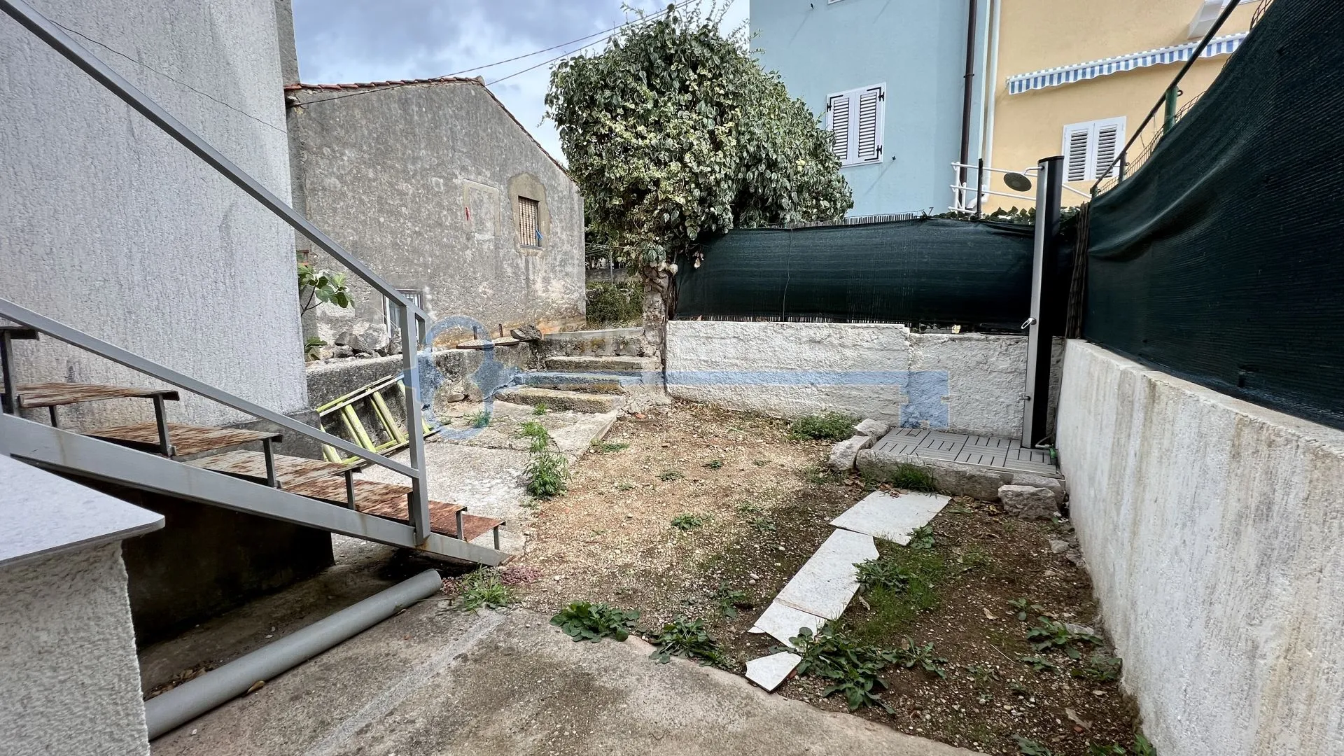 otok krk - punat - renovirana kuća u staroj jezgri s dva apartmana i vrtom - slika 9