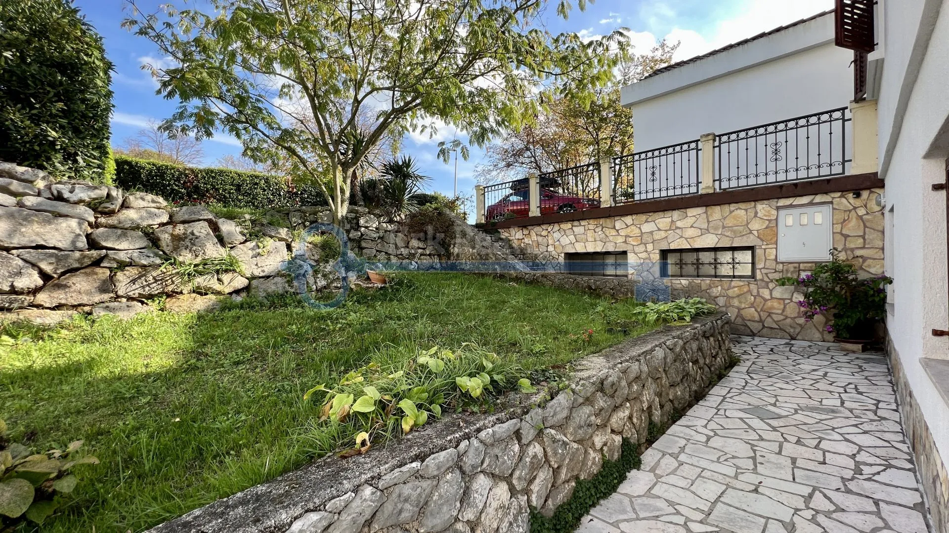 njivice - kuća sa tri apartmana i velikom okućnicom - slika 37
