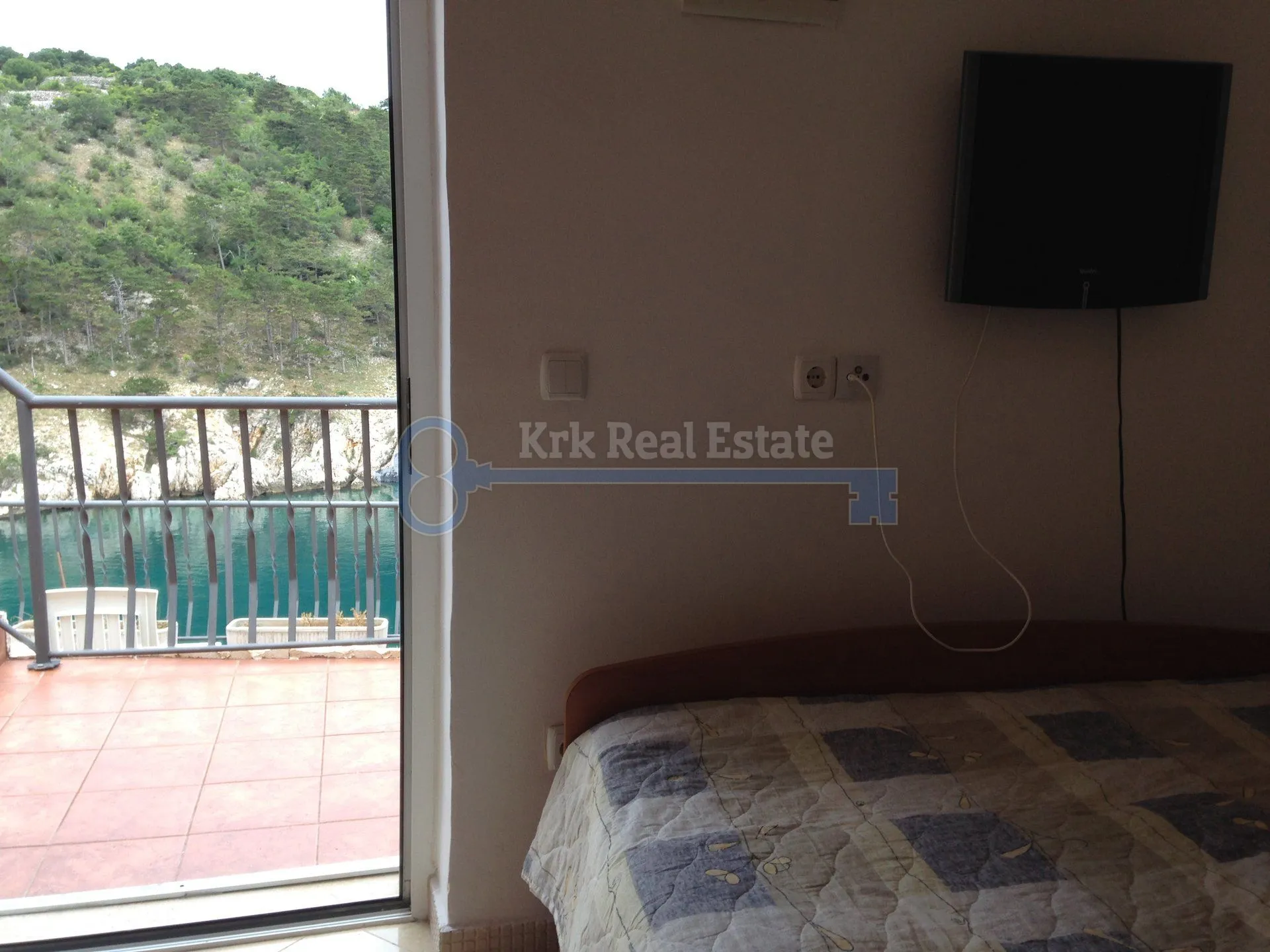 vrbnik - samostojeća renovirana kamena kuća na stijeni neposredno iznad mora - slika 29