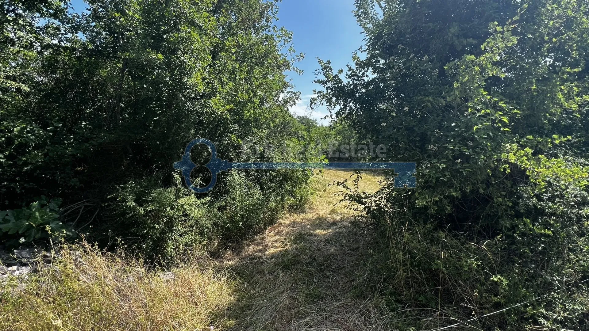 kras - zemljište na rubu građevinske zone, prilika za investiciju - slika 2