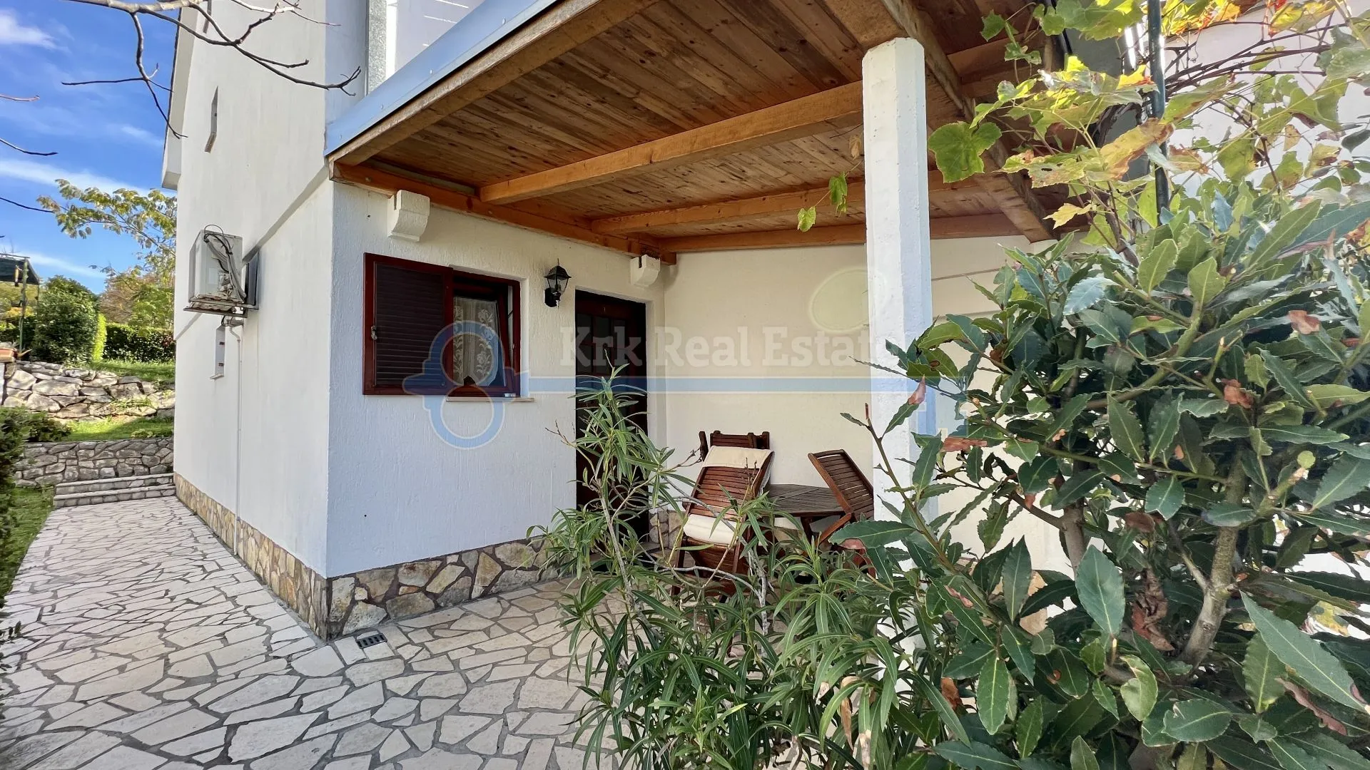 njivice - kuća sa tri apartmana i velikom okućnicom - slika 36