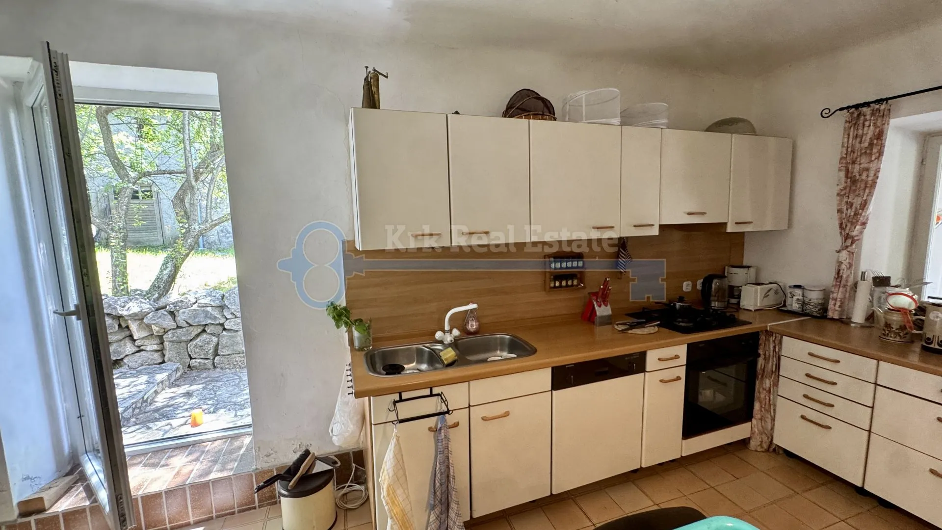 gostinjac - samostojeća kuća sa dvije stambene jedinice - slika 22