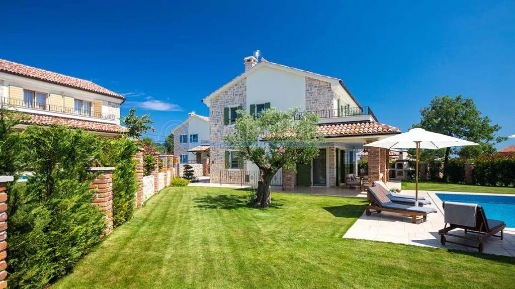 kras - villa sa bazenom i uređenom okućnicom - slika 24