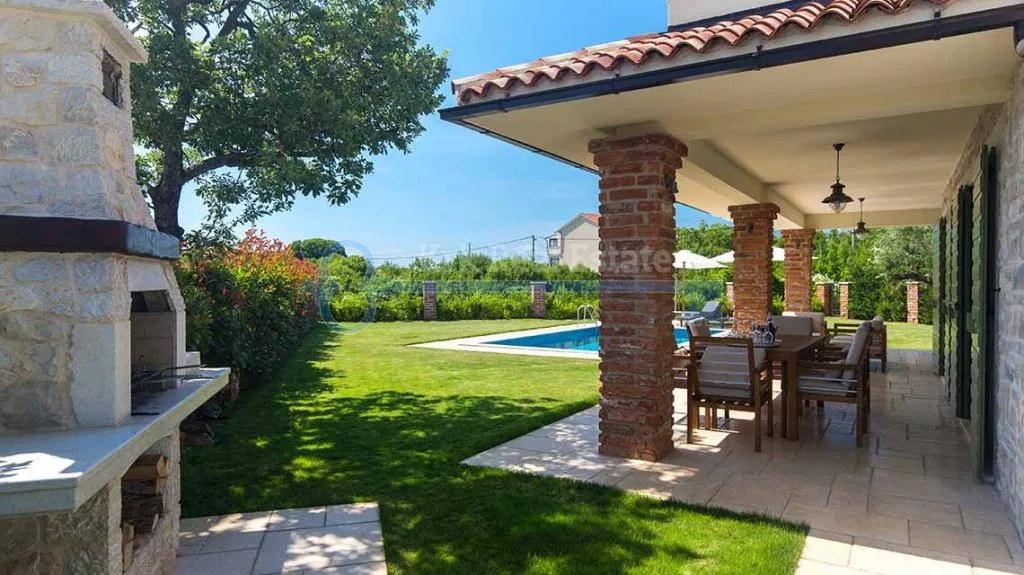 kras - villa sa bazenom i uređenom okućnicom - slika 3