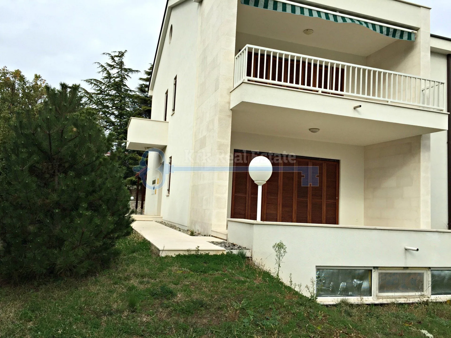 krk - samostojeća kuća prvi red do mora - slika 25
