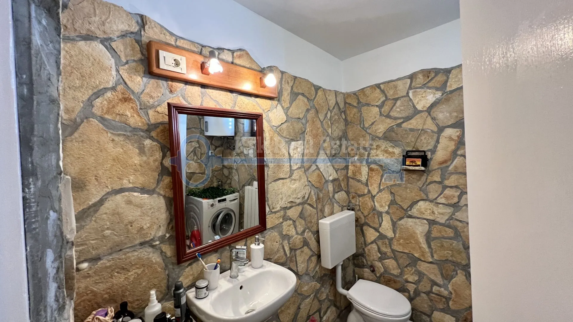 njivice - kuća sa tri apartmana i velikom okućnicom - slika 10