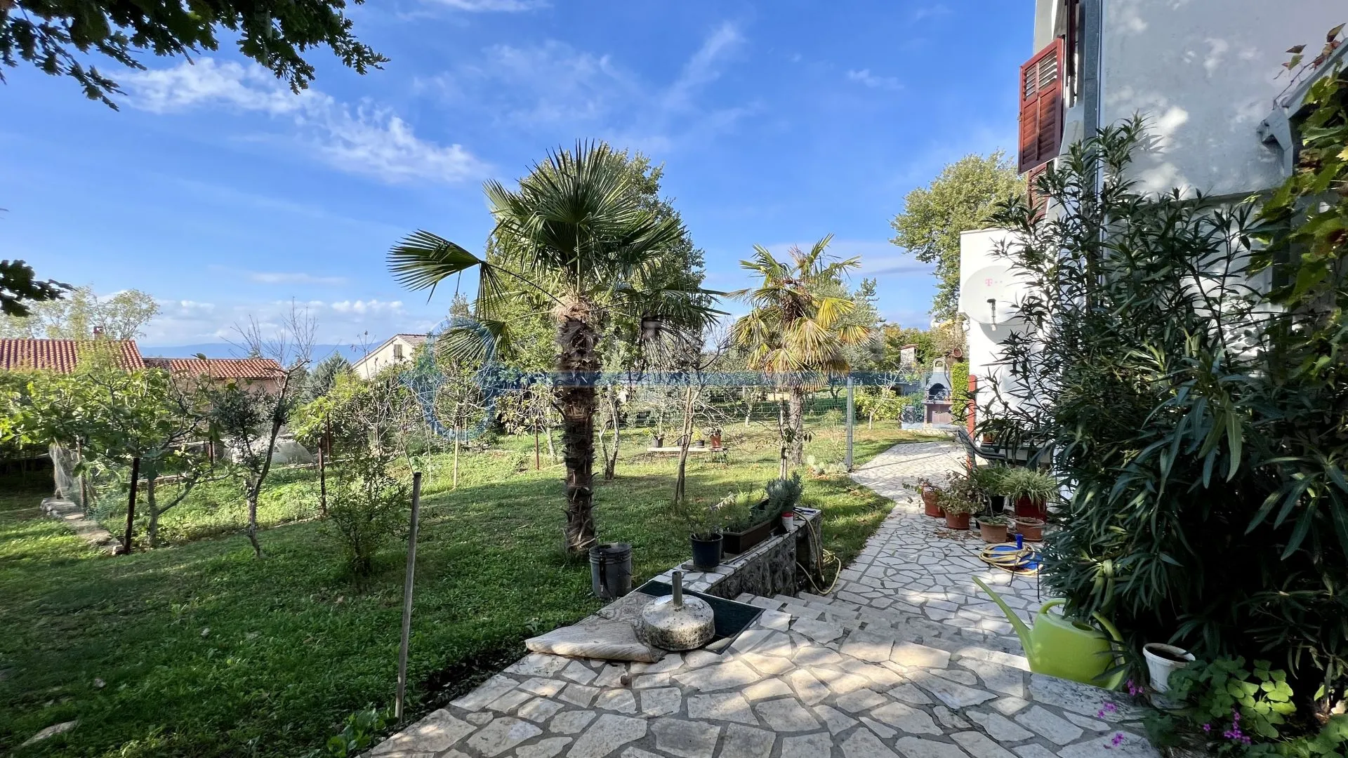 njivice - kuća sa tri apartmana i velikom okućnicom - slika 33