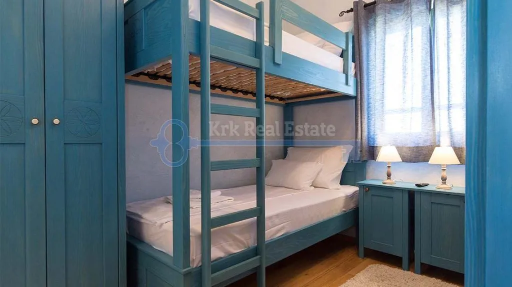 kras - villa sa bazenom i uređenom okućnicom - slika 16