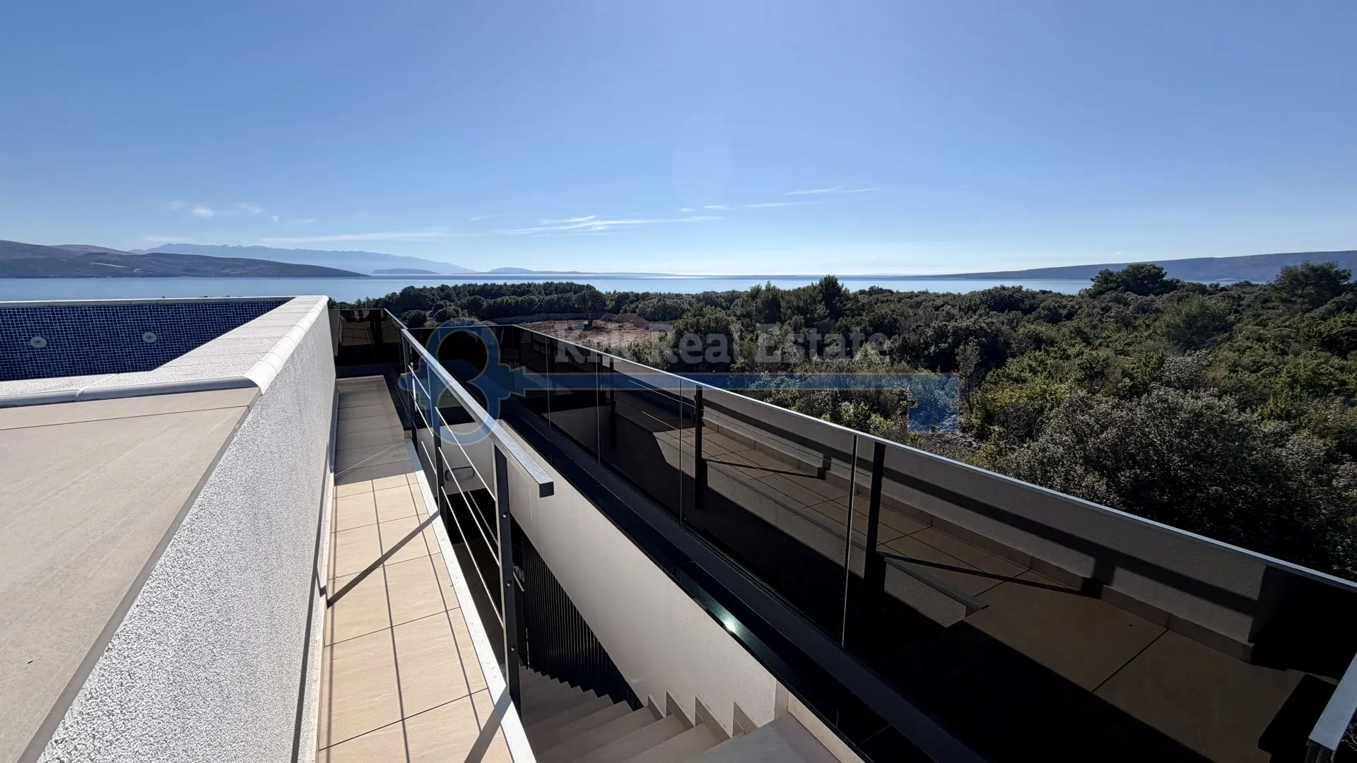 krk - dvoetažni apartman sa krovnom terasom - slika 33