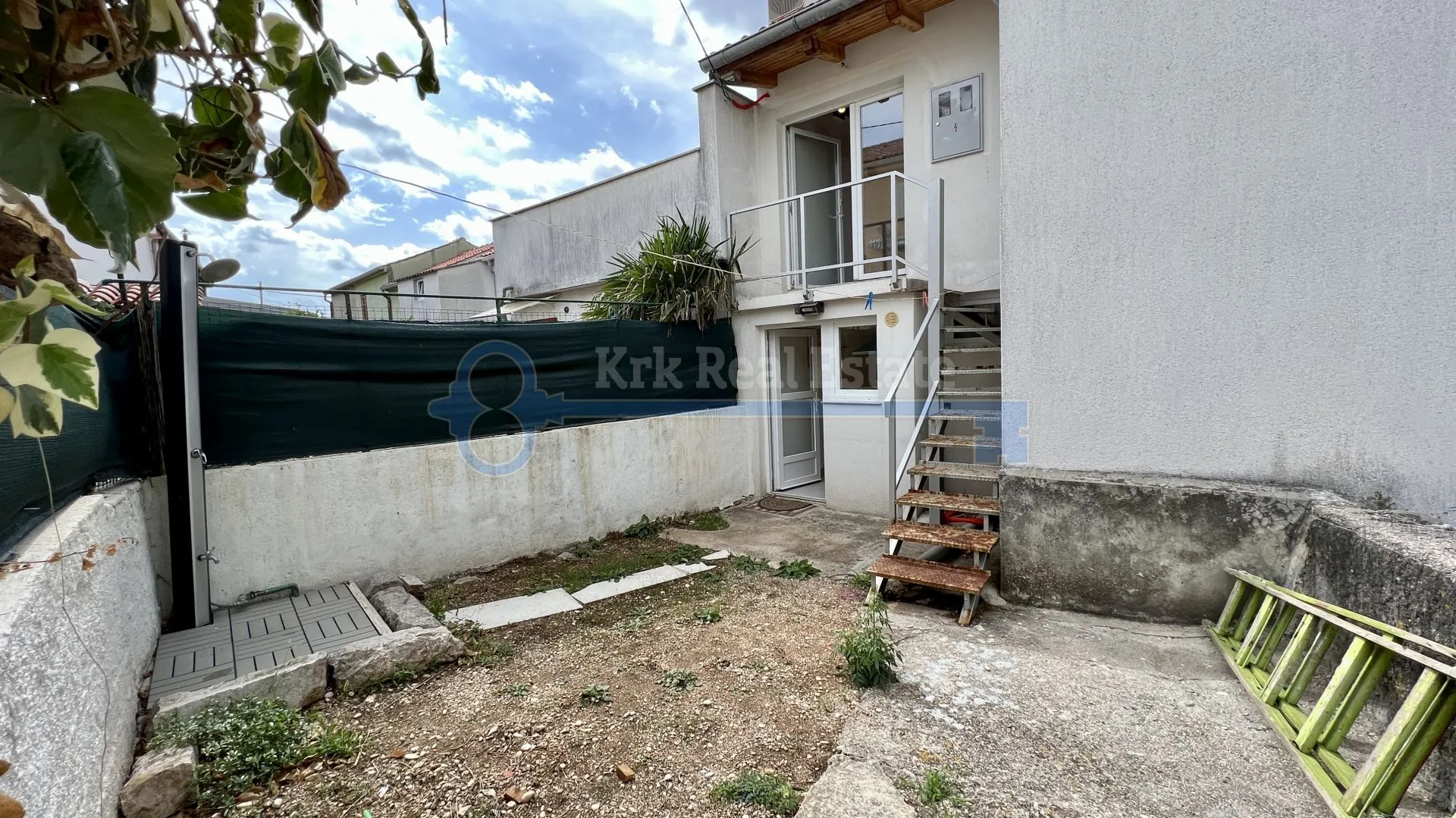 otok krk - punat - renovirana kuća u staroj jezgri s dva apartmana i vrtom - slika 11