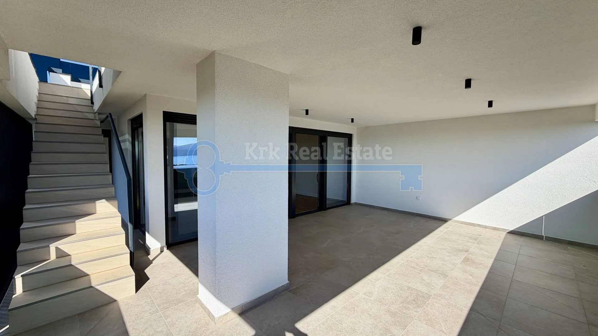 krk - dvoetažni apartman sa krovnom terasom - slika 32