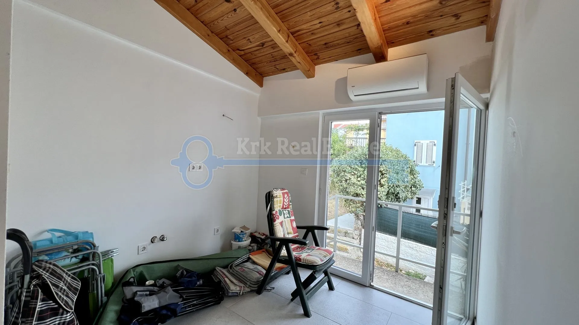 otok krk - punat - renovirana kuća u staroj jezgri s dva apartmana i vrtom - slika 14