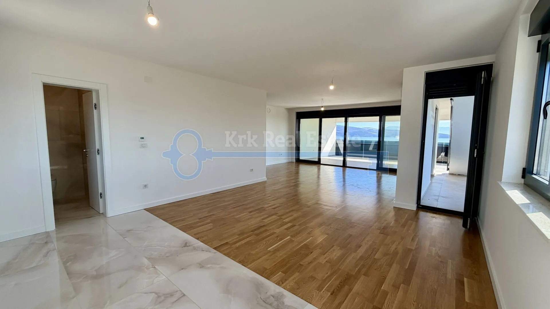 krk - dvoetažni apartman sa krovnom terasom - slika 26
