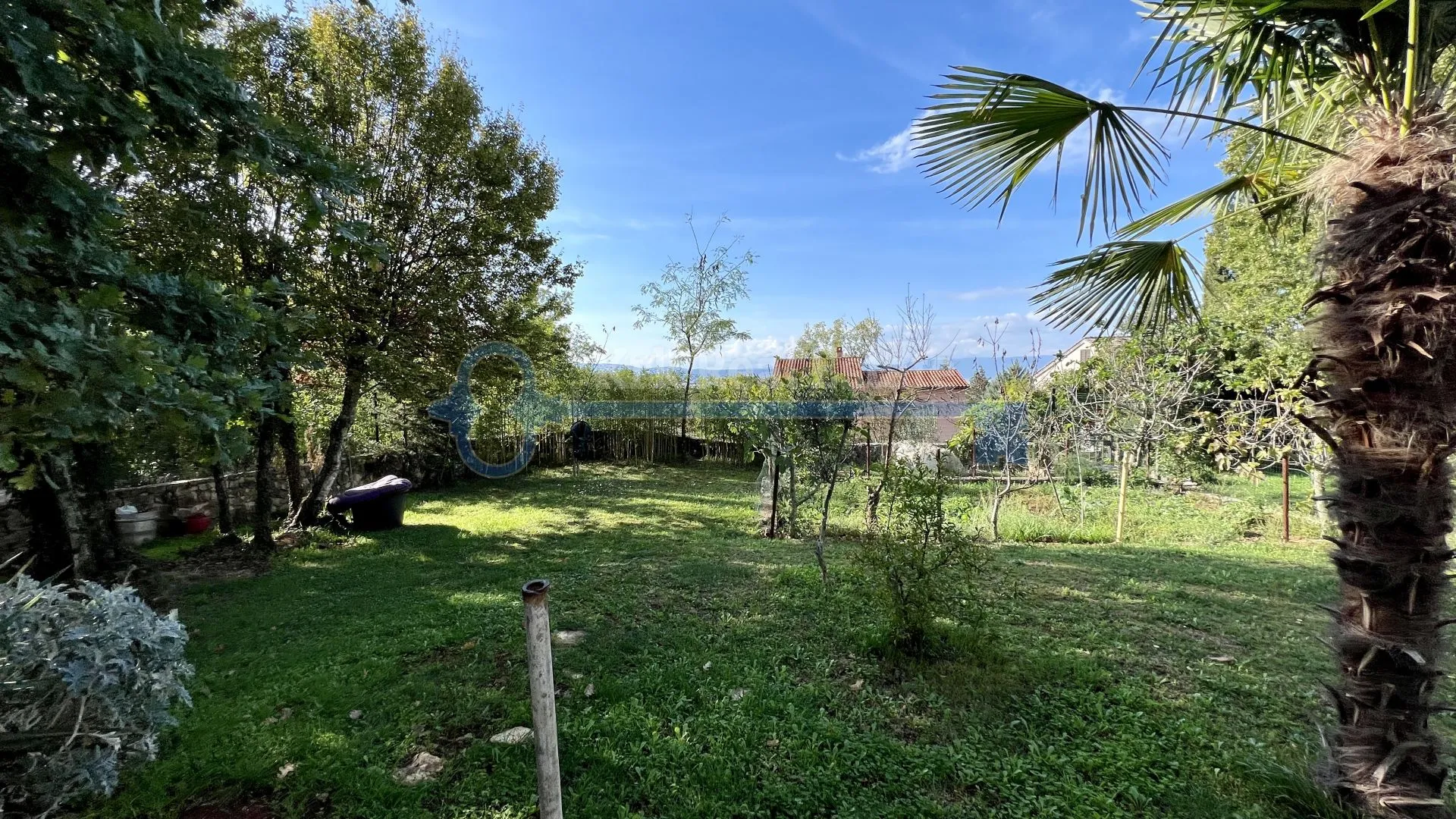 njivice - kuća sa tri apartmana i velikom okućnicom - slika 34