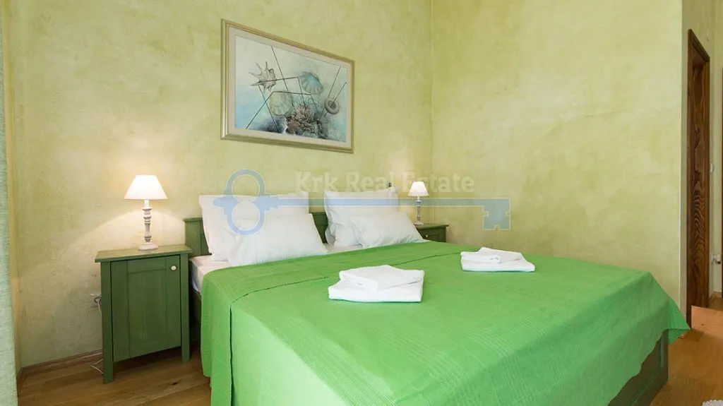 kras - villa sa bazenom i uređenom okućnicom - slika 11