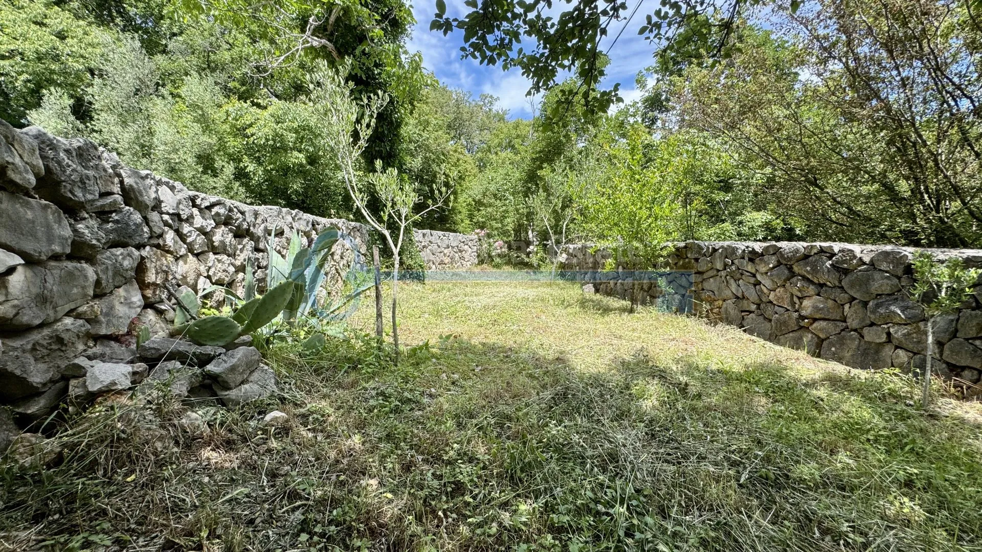 gostinjac - samostojeća kuća sa dvije stambene jedinice - slika 47