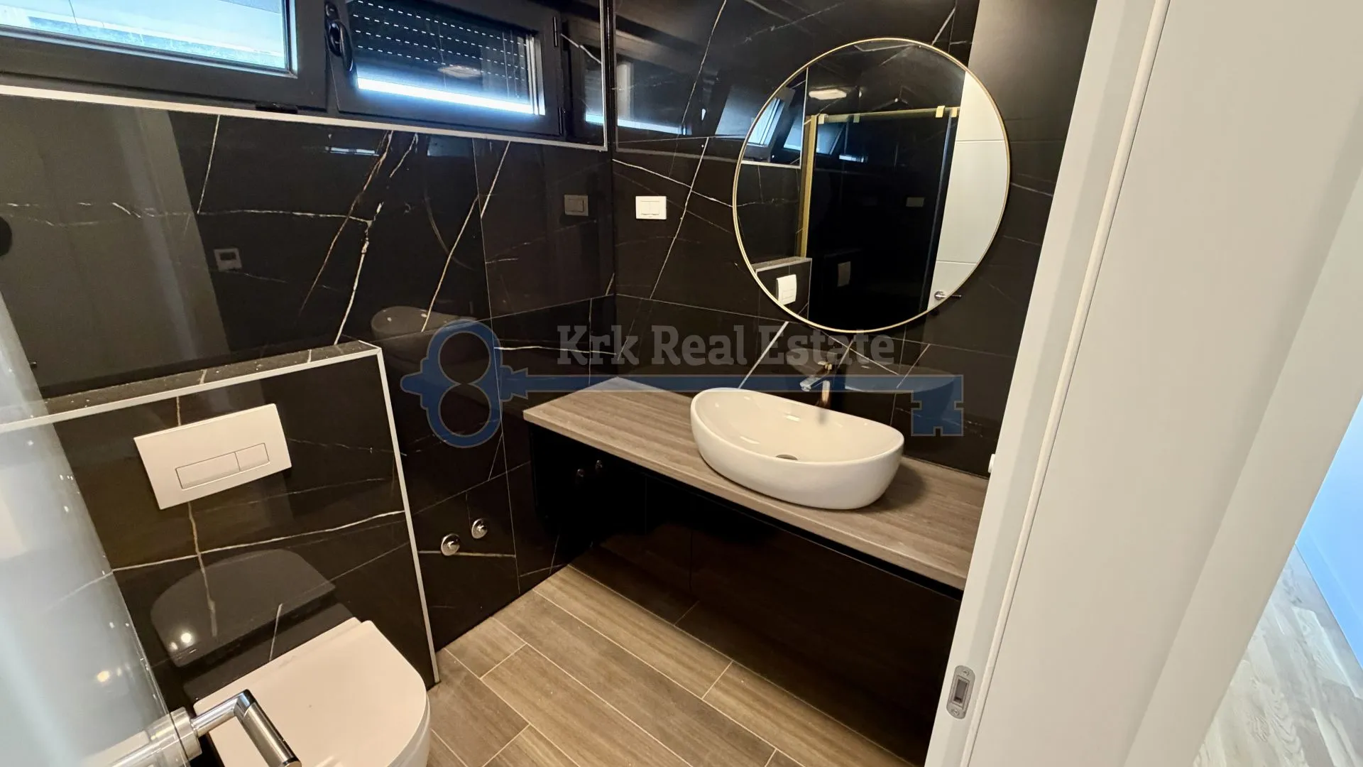 krk - dvoetažni apartman sa krovnom terasom i bazenom - slika 7
